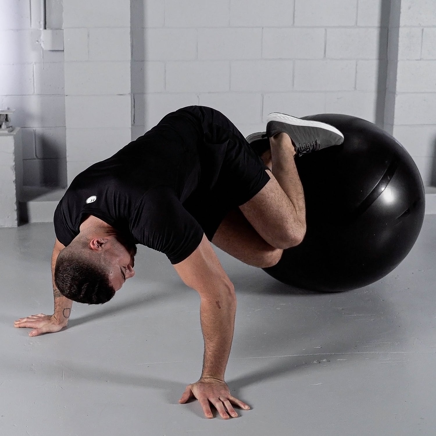 Ab exercise beiing done on TRNR exercise gym ball 75cm